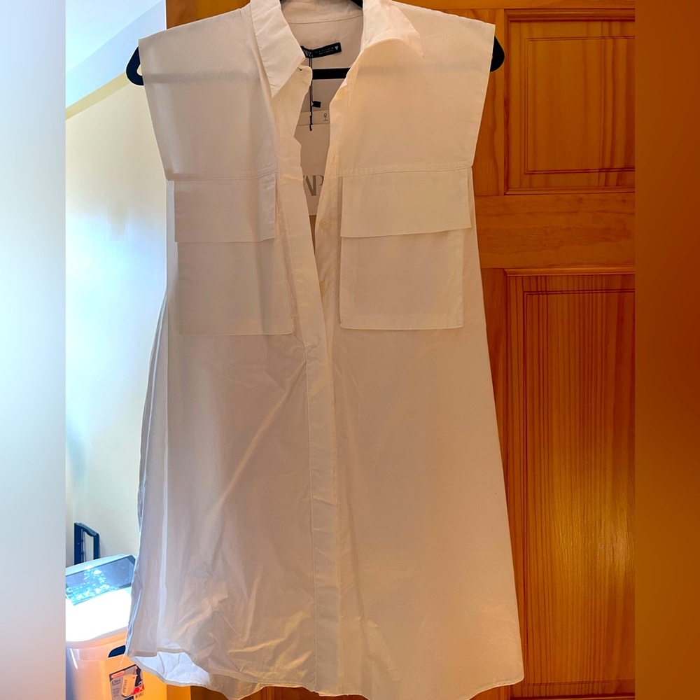 Size small white ZARA shirt dress
Never worn
Brand new with tags